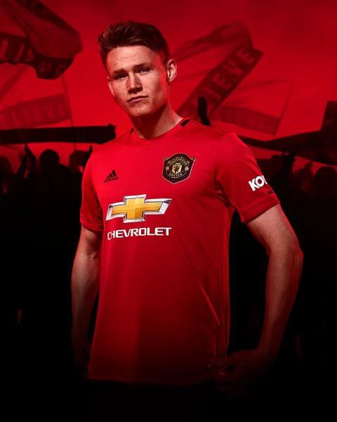 曼联新球衣发布！致敬三冠王