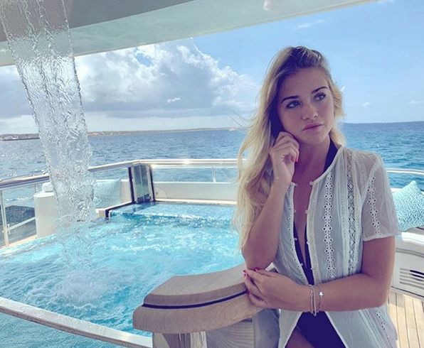 阿圭罗艳福!新女友靓丽又性感