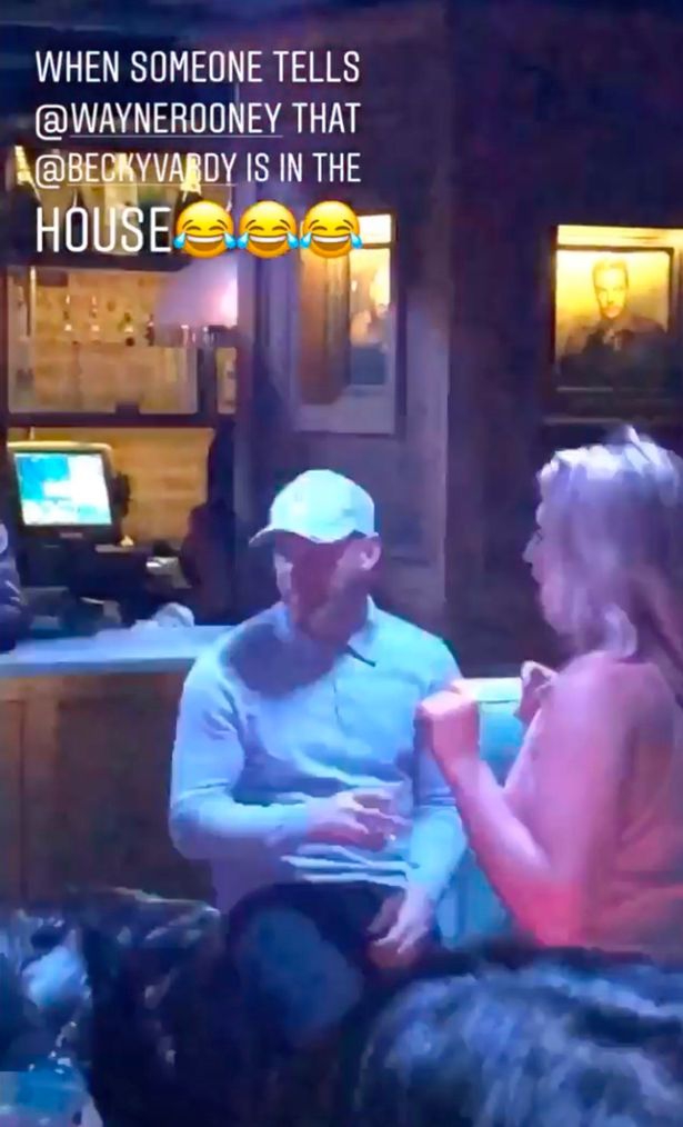 鲁尼夜店喝酒一群美女环绕