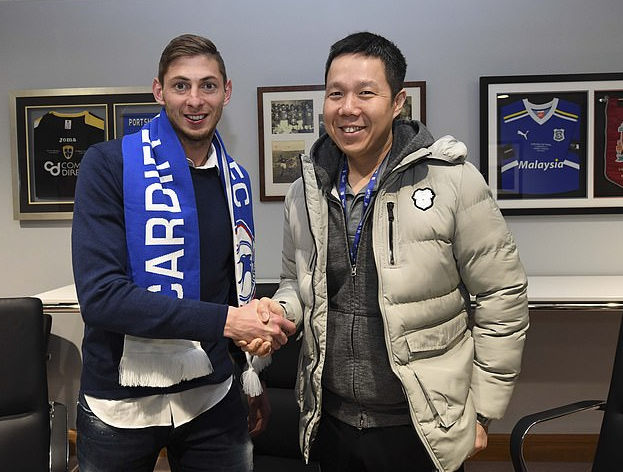 英超新援飞机失联 球迷祈祷