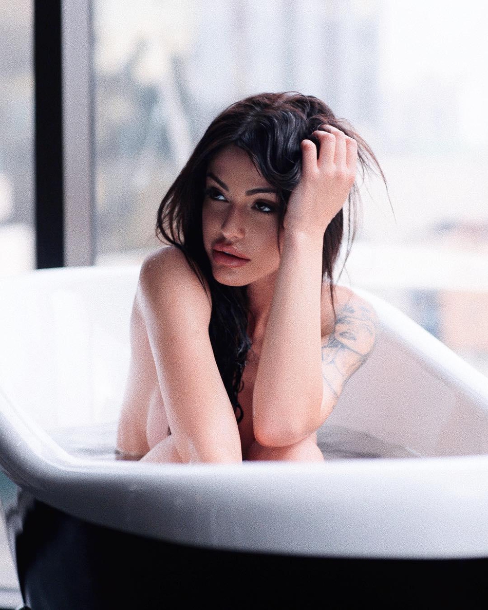 内马尔桃花运！仙颜美女送秋波