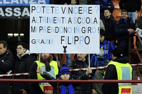 球场奇葩标语！国足C罗被玩坏