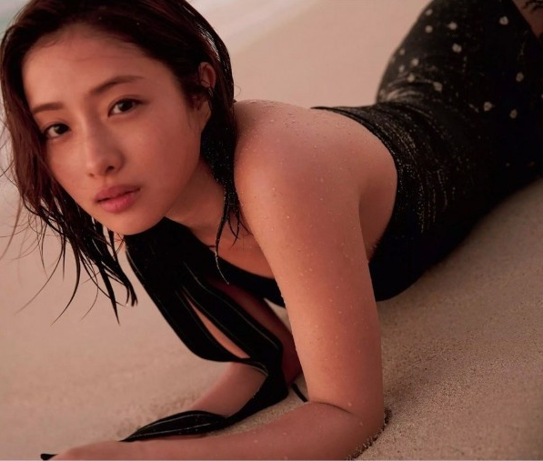 日本高颜值女神恋上皇马新星