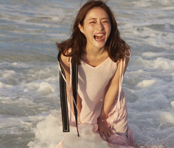 日本高颜值女神恋上皇马新星