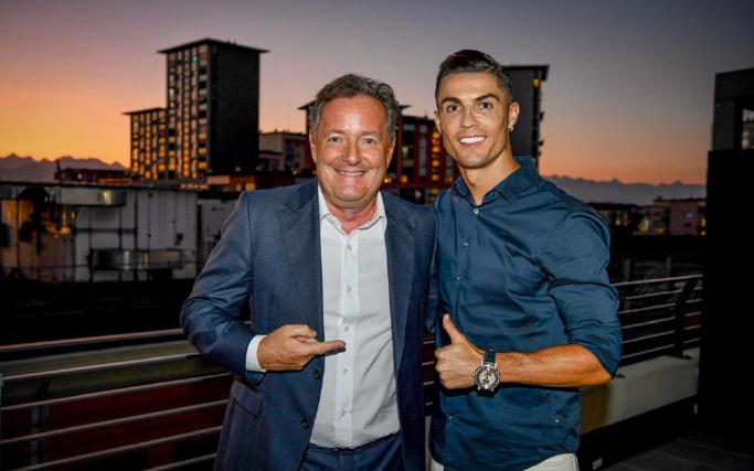 C罗亲手举起阿森纳7号球衣！