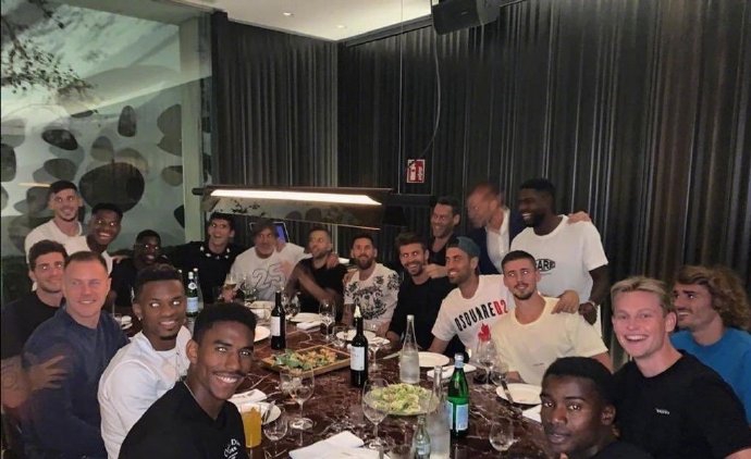 巴萨团建聚餐！梅西带头组织