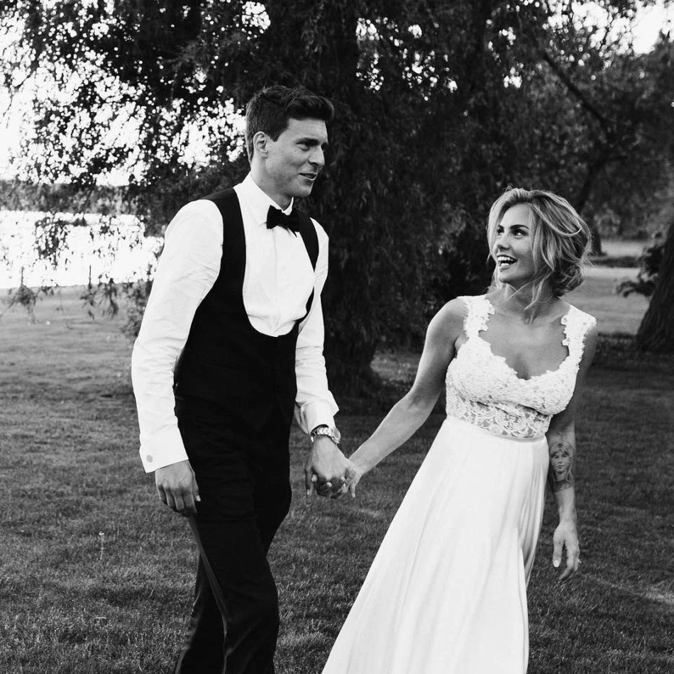 曼联名将怀抱娇妻!身材性感