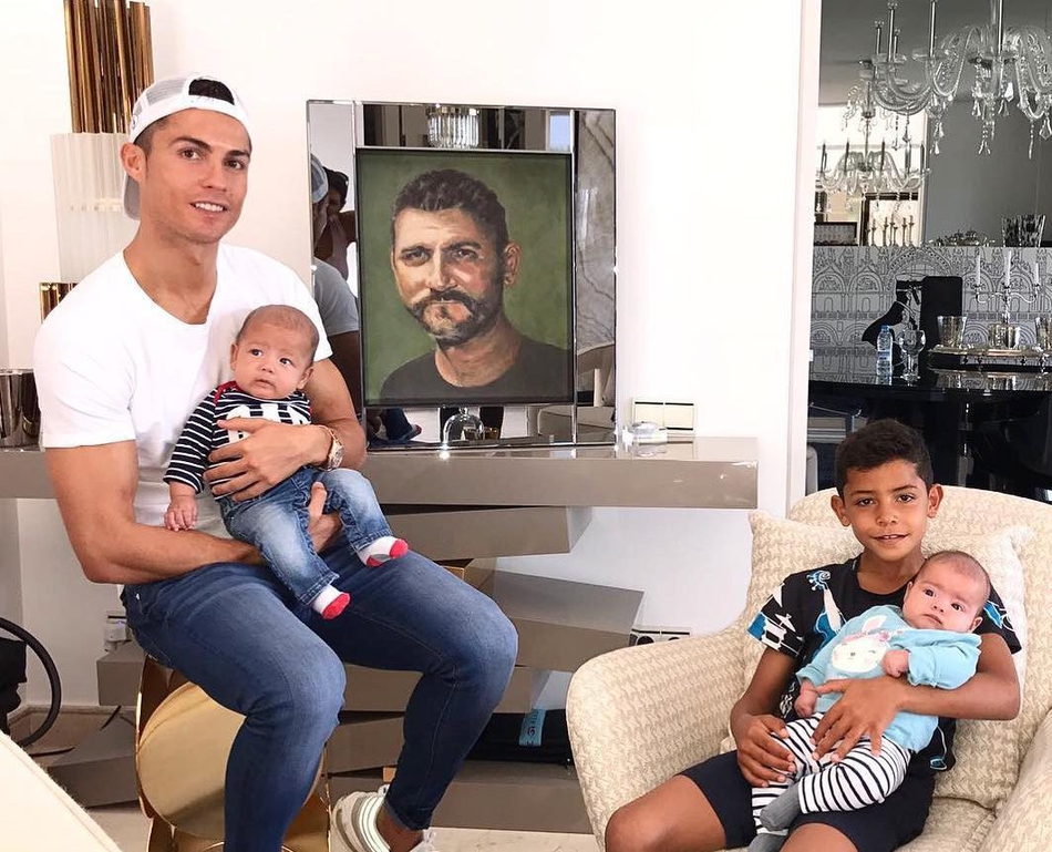 C罗儿时罕见照片！可爱白西装