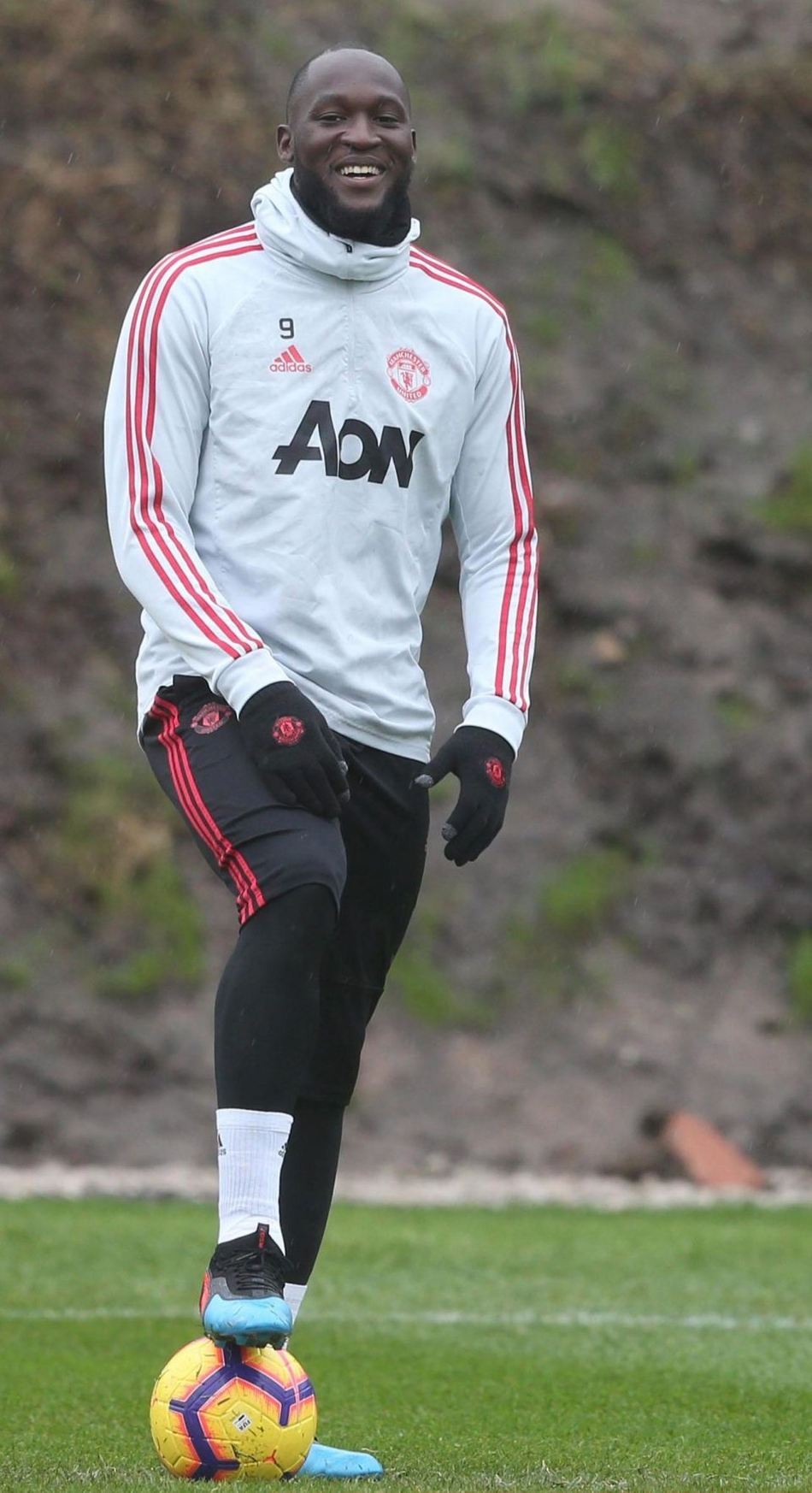 曼联训练场氛围欢乐 桑切斯狂嗨