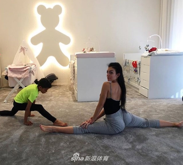 C罗女友变网红 秀胸秀腿秀C罗点赞百万