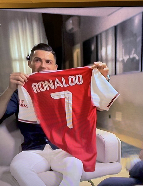 C罗亲手举起阿森纳7号球衣！