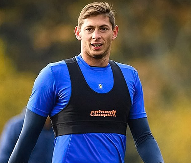 英超新援飞机失联 球迷祈祷