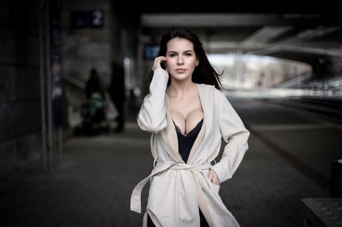 纯美!曼城小将性感女友太撩人