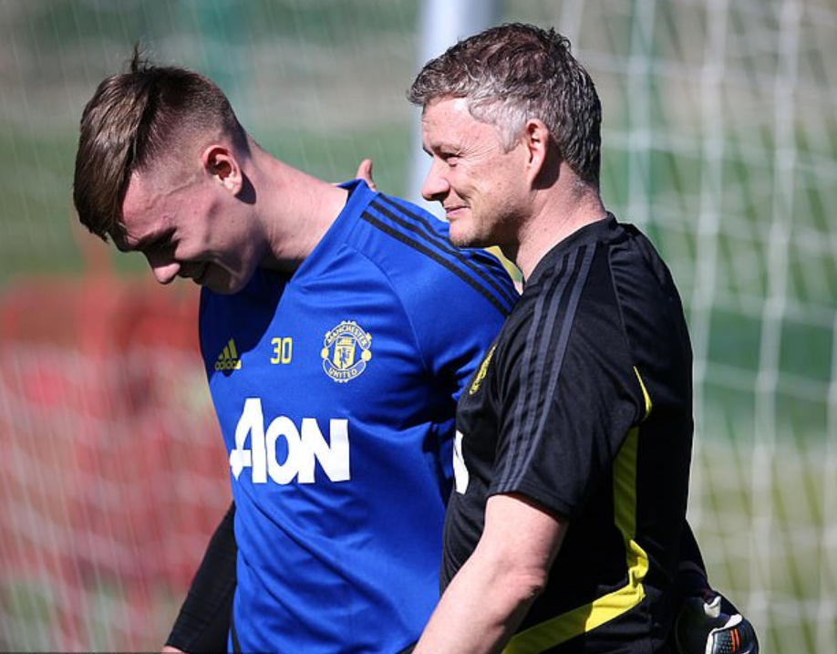 曼联训练！中场大将伤愈复出