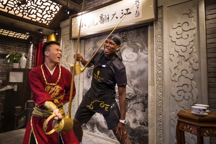 博格巴飞抵成都！想要学打麻将