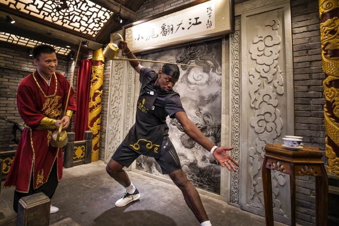 博格巴飞抵成都！想要学打麻将