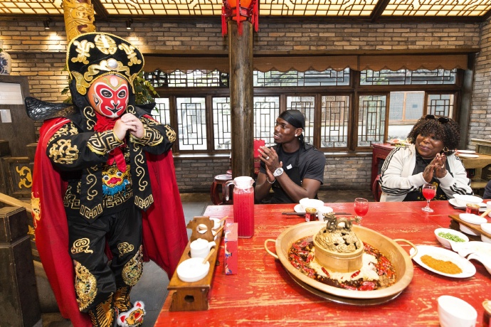 博格巴飞抵成都！想要学打麻将