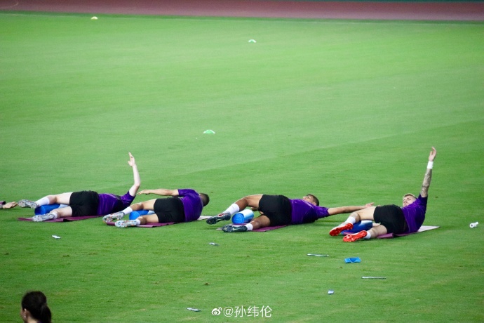 曼城抵达中国!瓜帅合影女球迷