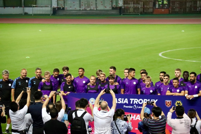 曼城抵达中国!瓜帅合影女球迷