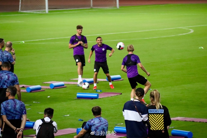 曼城抵达中国!瓜帅合影女球迷