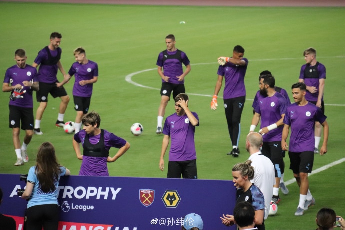 曼城抵达中国!瓜帅合影女球迷