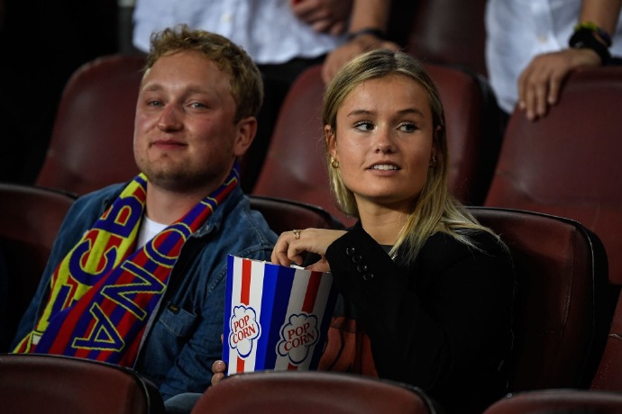 巴萨大将女友亮相！颜值几分？