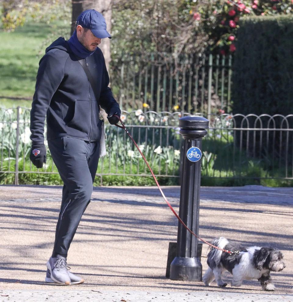 兰帕德出门遛狗！不戴口罩