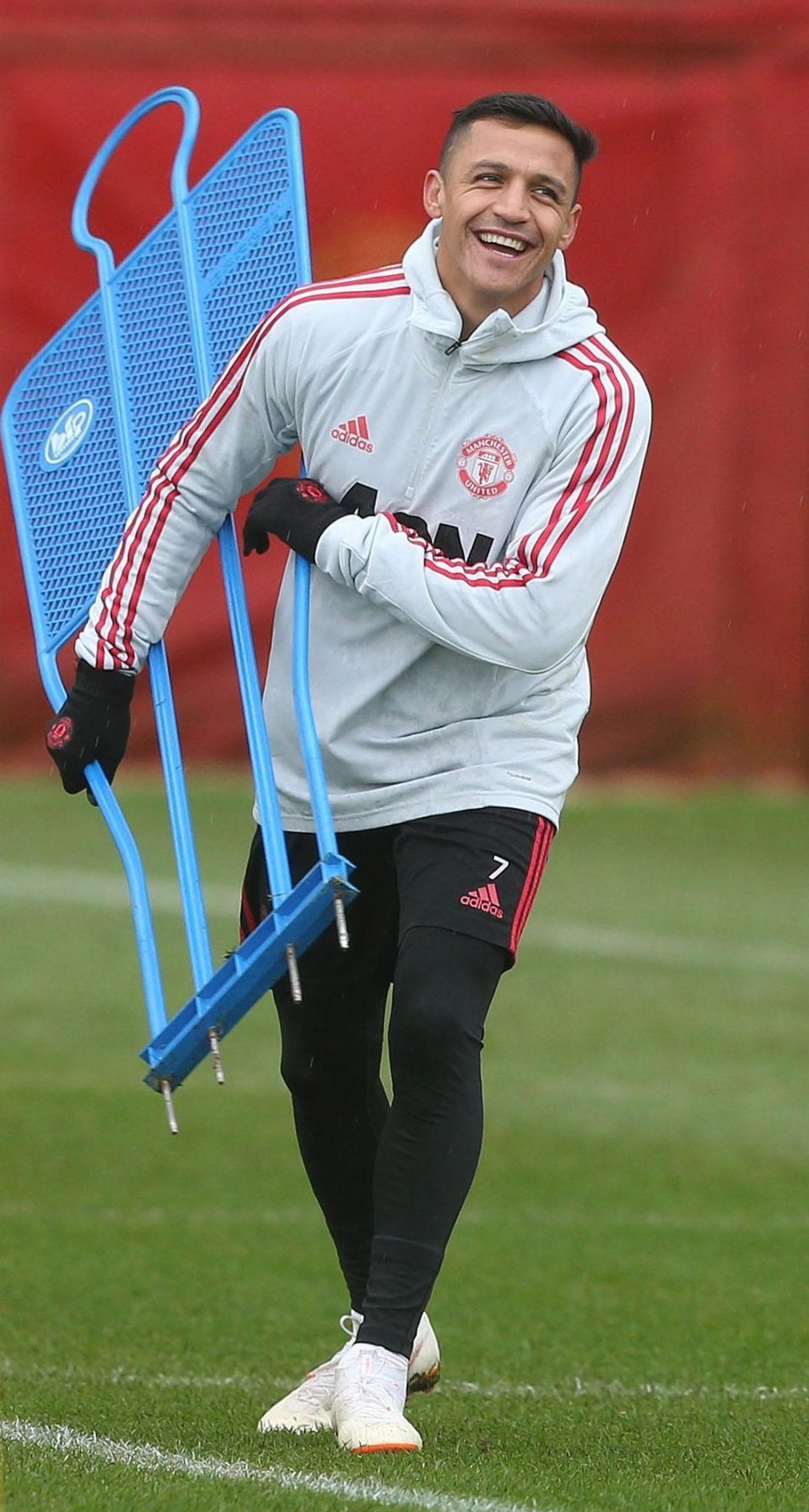 曼联训练场氛围欢乐 桑切斯狂嗨