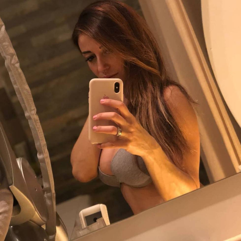 美女主持酷爱足球！双球引人