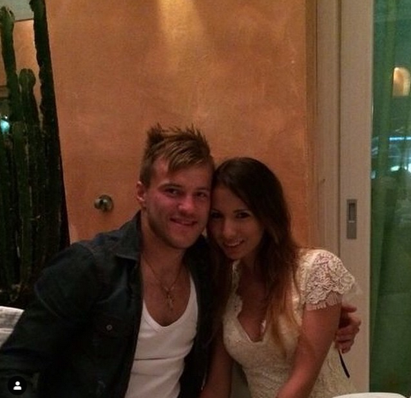 名将俘获乌克兰美女！身材性感