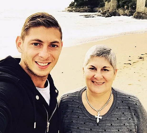 英超新援飞机失联 球迷祈祷