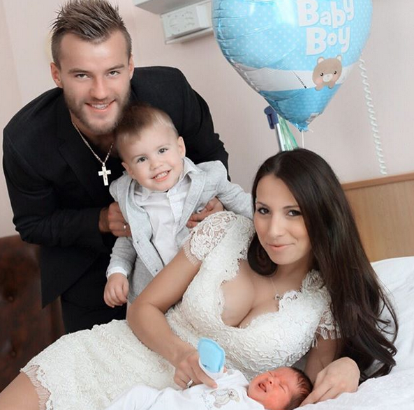 名将俘获乌克兰美女！身材性感