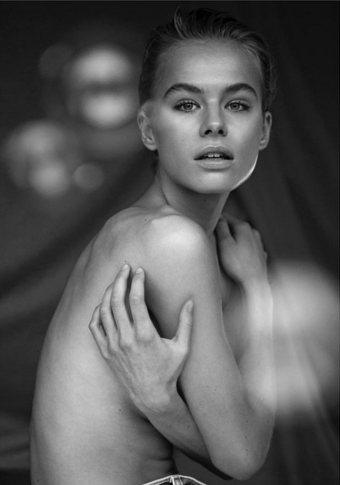 贫乳美女！名将女友别有风情