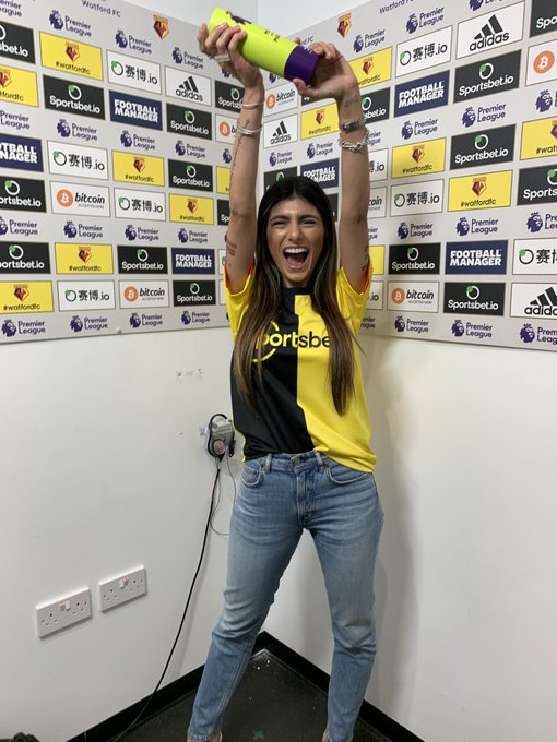 阿森纳丢球 美女喝1升啤酒庆祝