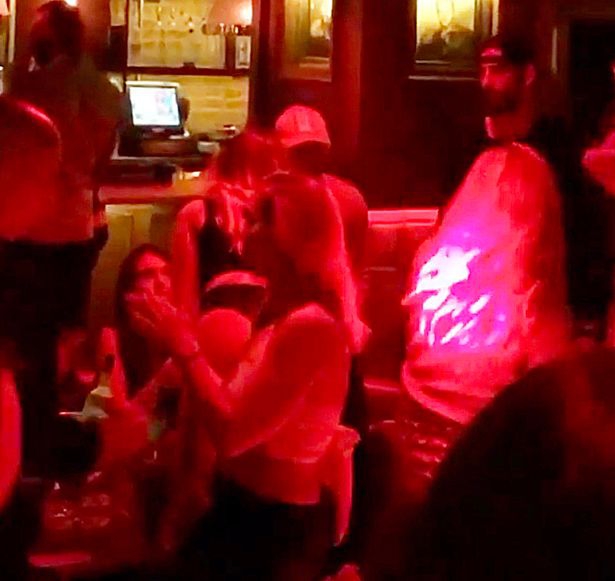 鲁尼夜店喝酒一群美女环绕