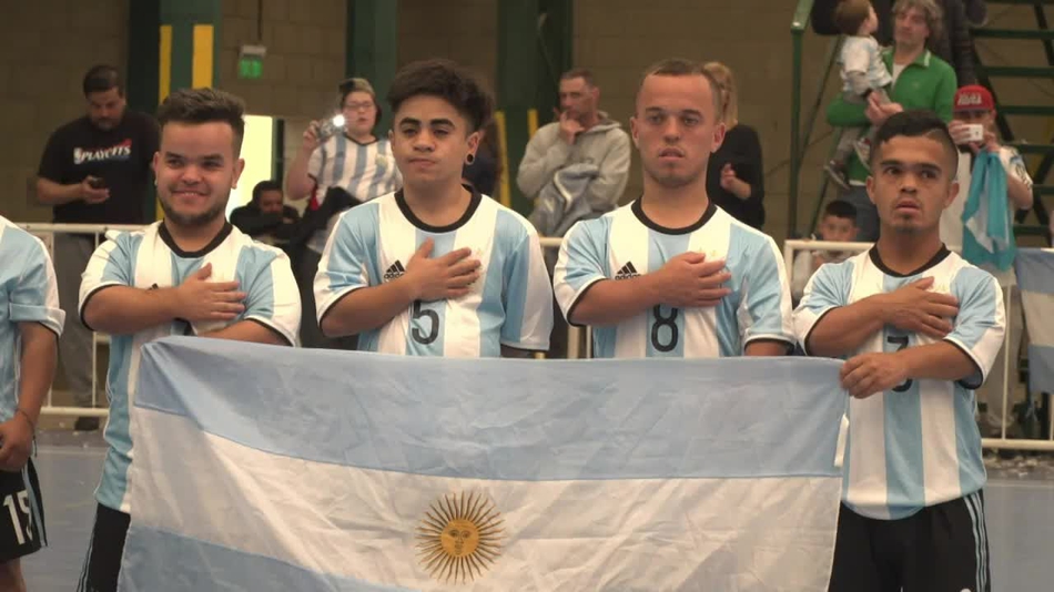 震撼！侏儒症患者足球大赛举行 梅西支持