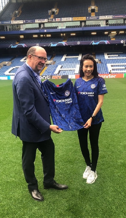 中国香港歌手莫文蔚造访切尔西 蓝军25号有点美