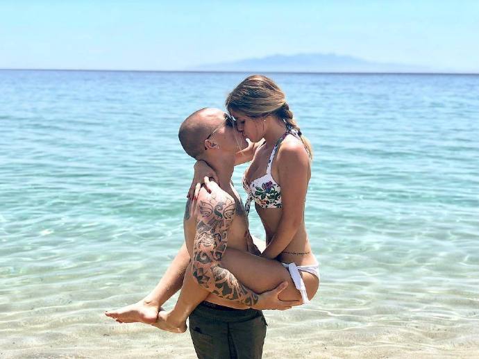 纯美!曼城小将性感女友太撩人