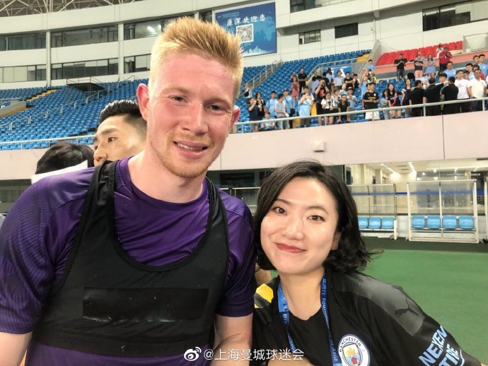 曼城抵达中国!瓜帅合影女球迷