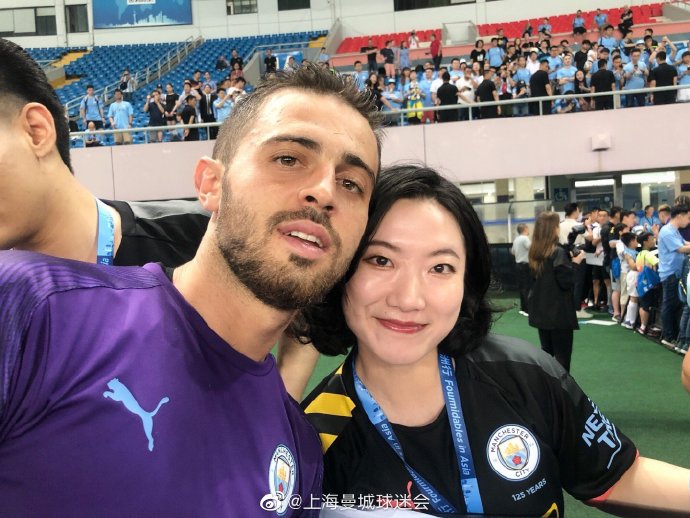 曼城抵达中国!瓜帅合影女球迷