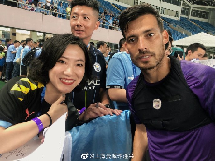 曼城抵达中国!瓜帅合影女球迷