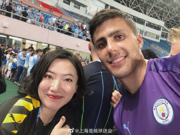 曼城抵达中国!瓜帅合影女球迷