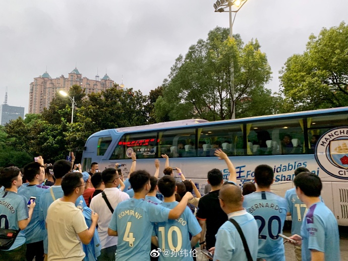 曼城抵达中国!瓜帅合影女球迷