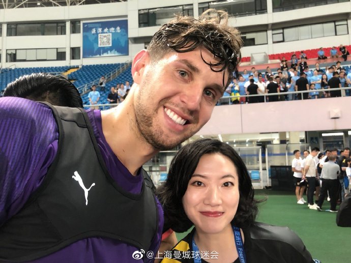曼城抵达中国!瓜帅合影女球迷
