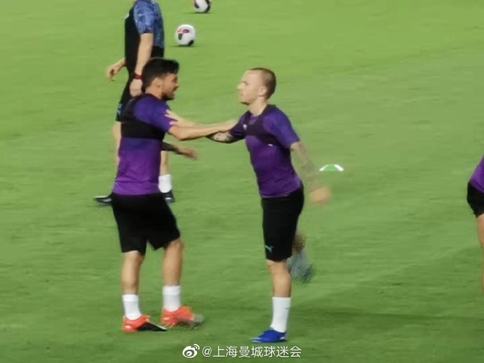 曼城抵达中国!瓜帅合影女球迷