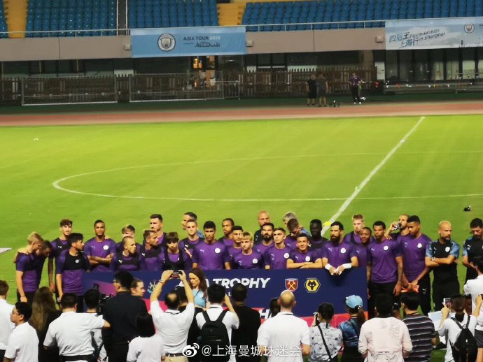 曼城抵达中国!瓜帅合影女球迷