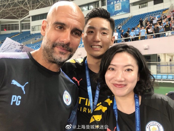 曼城抵达中国!瓜帅合影女球迷