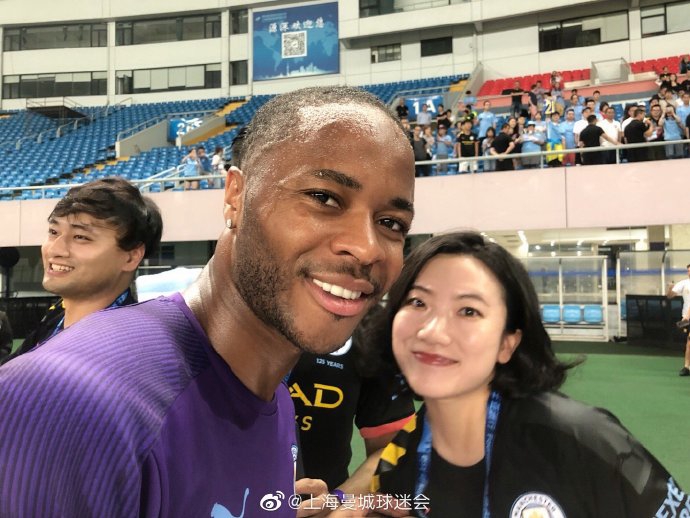 曼城抵达中国!瓜帅合影女球迷