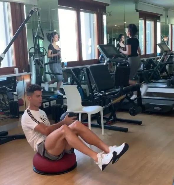 奢华！揭秘C罗都灵山景别墅