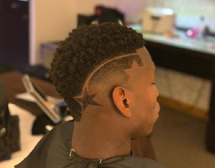 博格巴又换发型!这颜色太扎眼